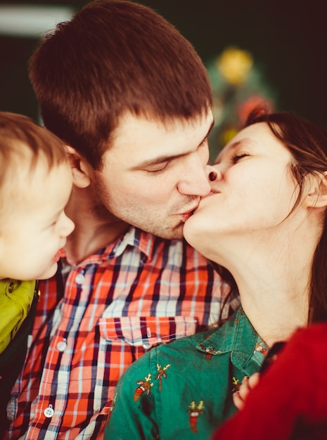 Gratis foto de kleine jongen die naar zijn ouders kijkt