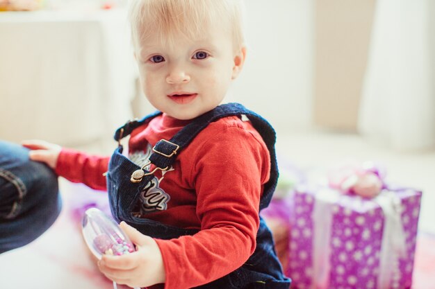 De kleine jongen houdt een speeltje