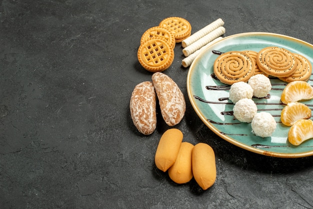 De koekjes van de vooraanzichtsuiker met koekjes op een grijs de cakekoekje van het lijstsuikergoed