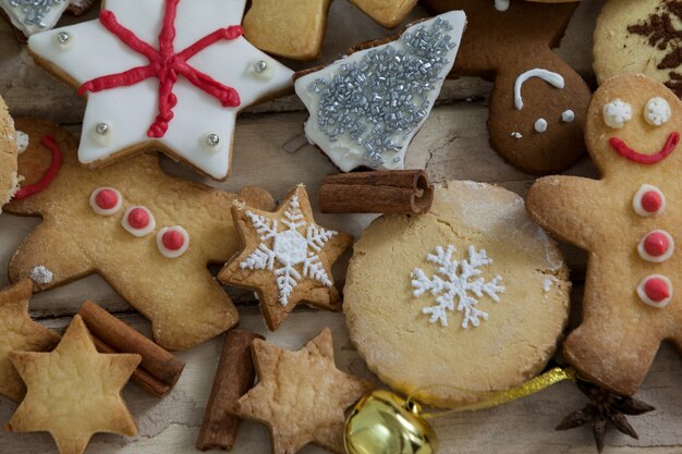 De koekjes van Kerstmis op een houten tafel