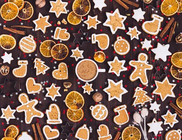 De koekjeskop van peperkoek van koffie Kerstmis drinkt de sinaasappelenkaneel van het nieuwe jaar