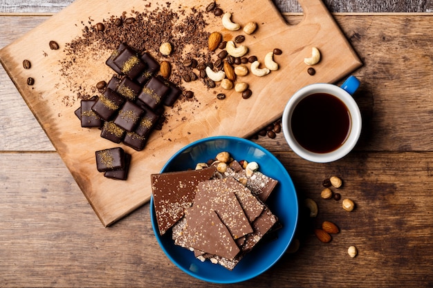 De koffie en de noten van het chocoladesuikergoed op hout