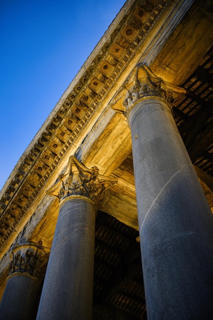 De kolommen van de gevel van het Pantheon in het blauwe uur van de nacht