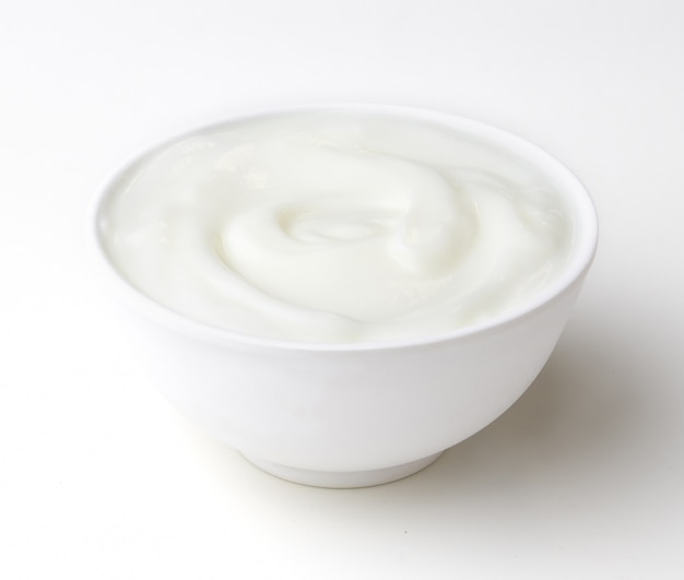 De kom yoghurt isoleert op witte achtergrond