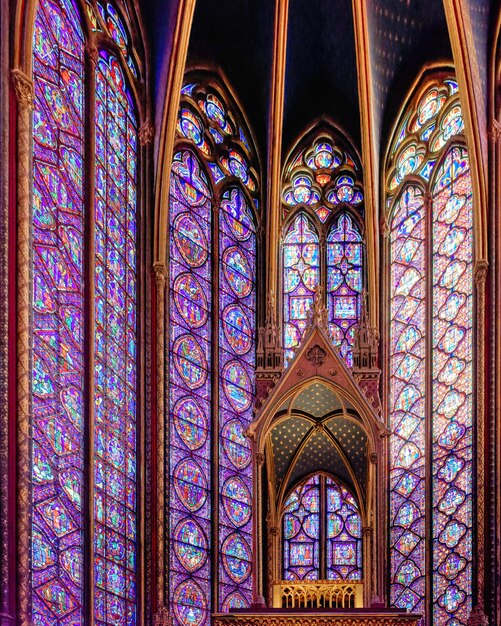 De koninklijke kapel in gotische stijl van Sainte-Chapelle met ramen met juwelen in Parijs, Frankrijk