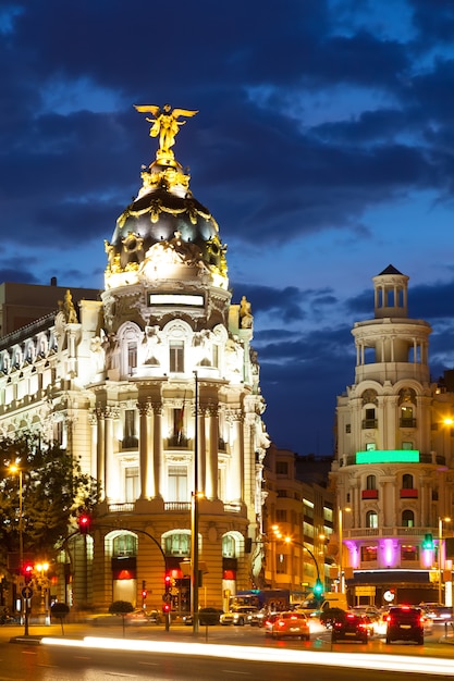 De kruising Calle de Alcala en Gran Via in de nacht