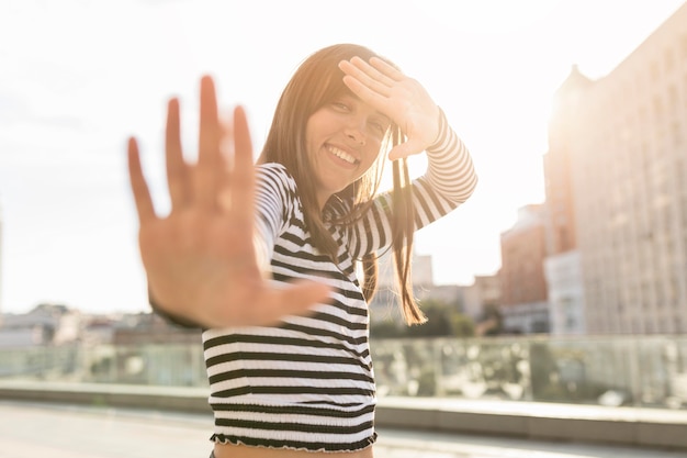 De lage vrouw die van hoeksmiley in openlucht stellen