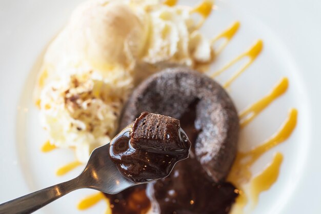 De lavacake van de chocolade in witte plaat