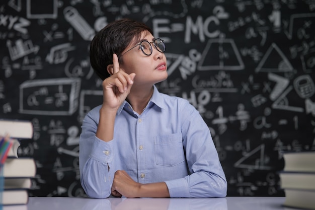 De leraar zat na te denken over lesgeven in de klas