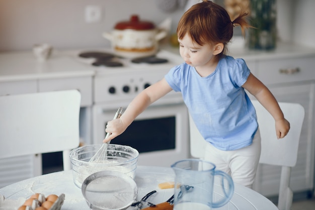 De leuke familie bereidt het meest breakfest in een keuken voor