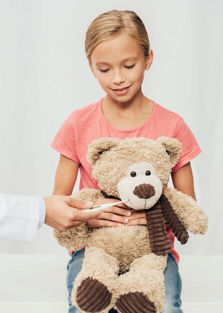 De leuke teddybeer van de meisjesholding