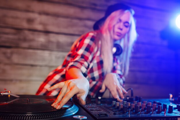 De leuke vrouw die van DJ pret speelmuziek hebben bij clubpartij