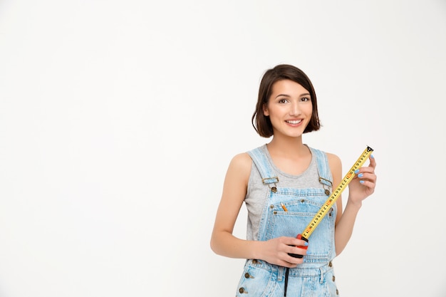 De leuke vrouw met meetlint vernieuwt huis