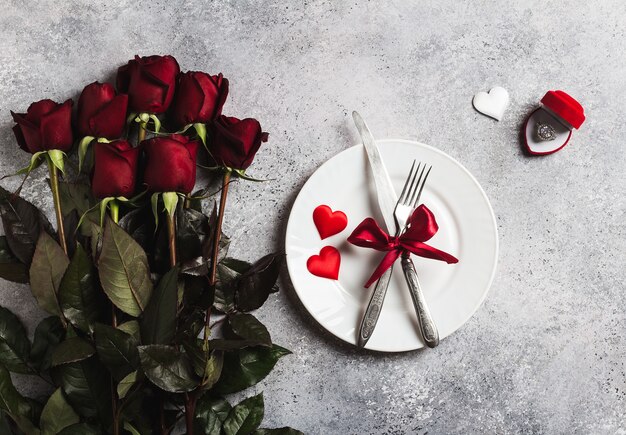 De lijst die van de valentijnskaartendag romantisch diner plaatst huwt me verlovingsring