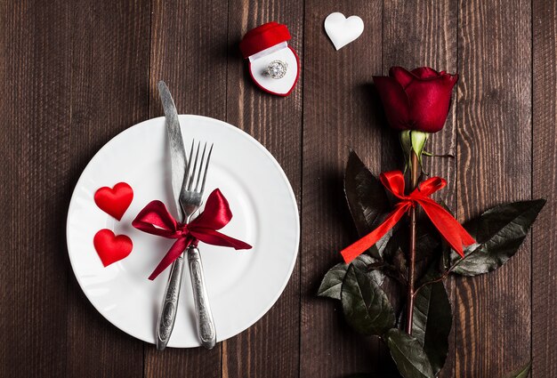 De lijst die van de valentijnskaartendag romantisch diner plaatst huwt me verlovingsring