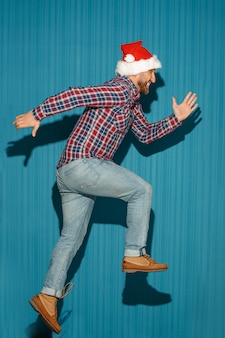 De lopende kerstman met een kerstmuts