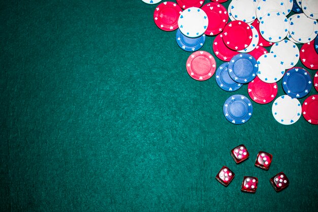 De luchtmening van rood dobbelt en casinospaander op groene pooklijst