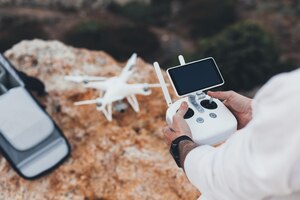 De maker en fotograaf van de stock-luchtfoto bereidt de drone voor op de vlucht