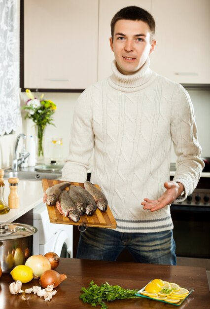 De man denkt hoe hij vis moet koken