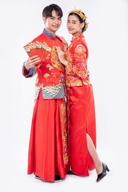 De man en vrouw dragen cheongsam en tonen hun cadeaugeld en contant geld op traditionele dagen