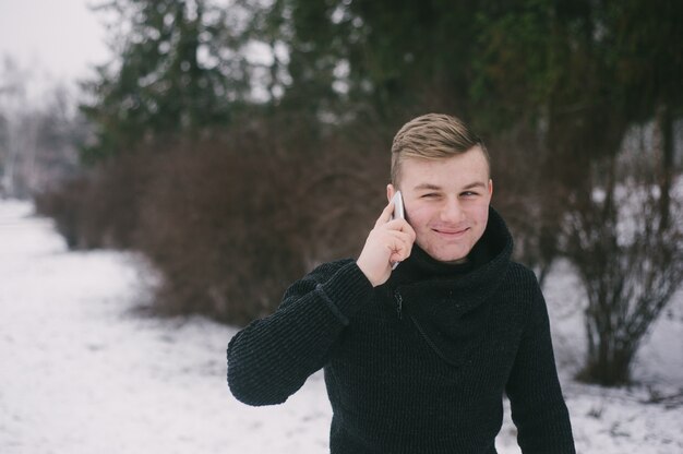 de man met de telefoon