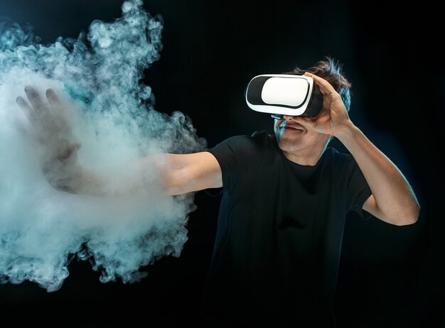 De man met een bril van virtual reality. Technologie van de toekomst concept.