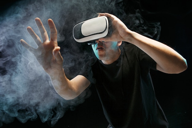 De man met een bril van virtual reality. Toekomstig technologieconcept.