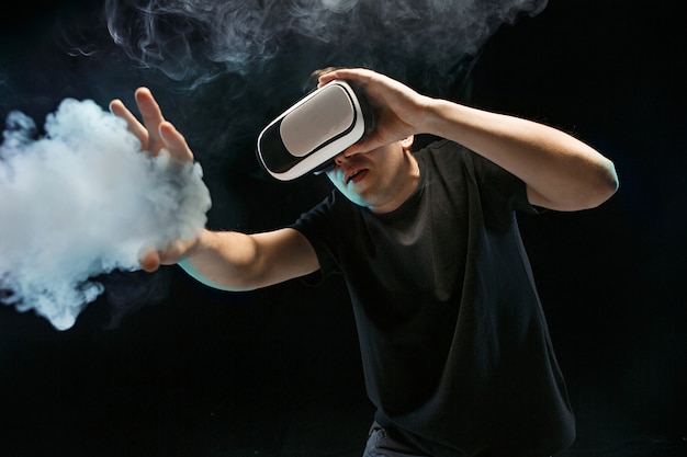 De man met een bril van virtual reality. Toekomstig technologieconcept.