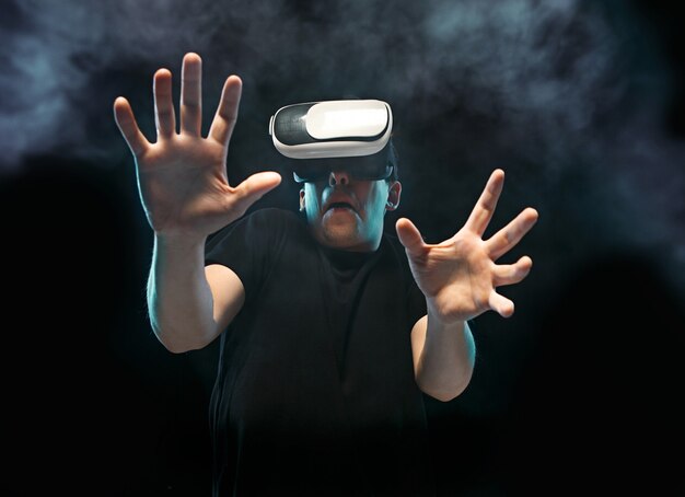 De man met een bril van virtual reality. Toekomstig technologieconcept.