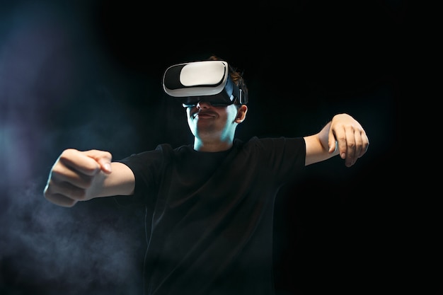 De man met een bril van virtual reality