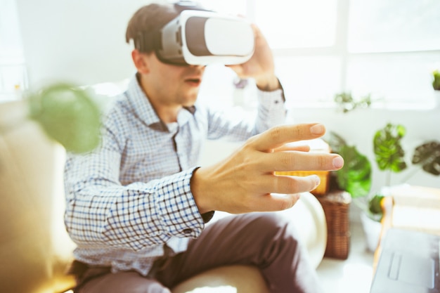 De man met een bril van virtual reality