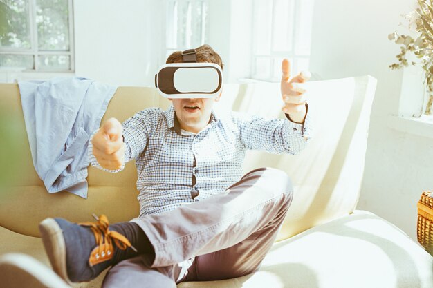 De man met een bril van virtual reality