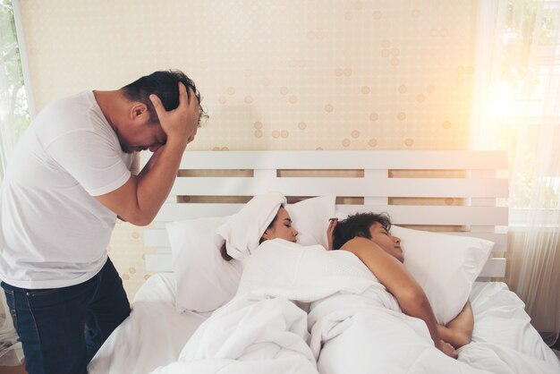 De man vond een man in de slaapkamer met zijn vrouw.