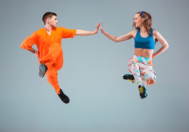 De man, vrouw die hiphopchoreografie danst