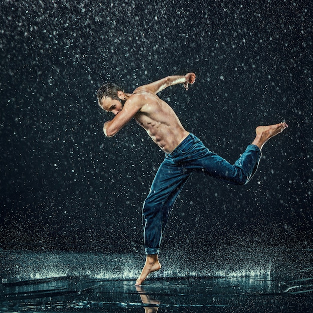 De mannelijke breakdancer in water.