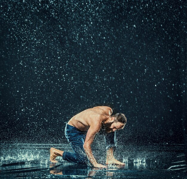 De mannelijke breakdancer in water.