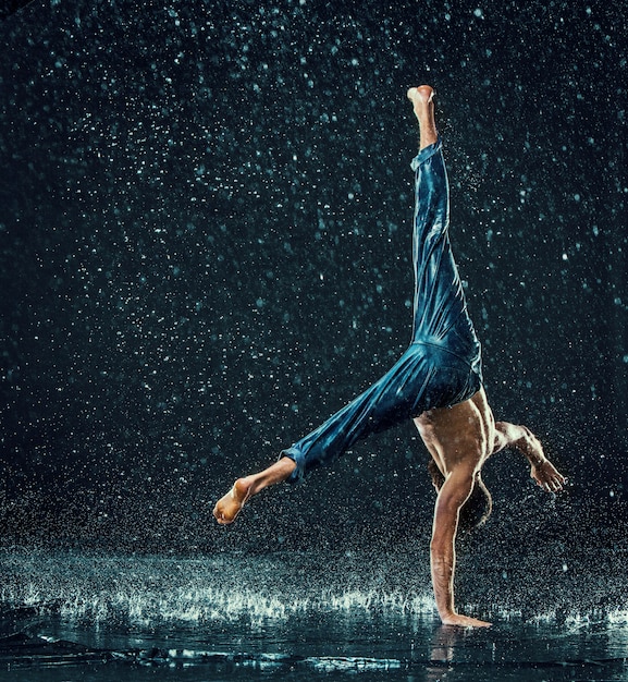 De mannelijke breakdancer in water.