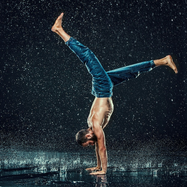 De mannelijke breakdancer in water.