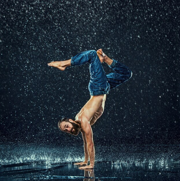 De mannelijke breakdancer in water.