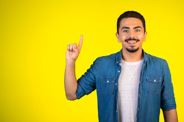 De mens heeft een nieuw goed idee en wijst met de vinger