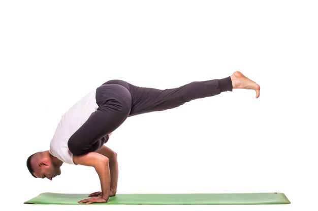 De mens maakt yoga die over witte achtergrond wordt geïsoleerd