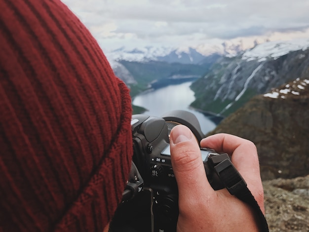 Gratis foto de mens neemt een foto van prachtig scandinavisch landschap