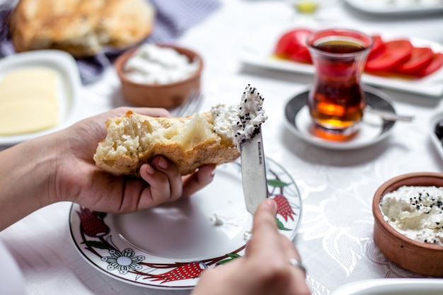 De mens smeert shor vergist melkproduct op het brood zijaanzicht