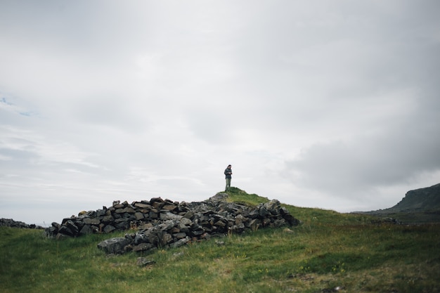 Gratis foto de mens verkent het traditionele ijslandse landschap