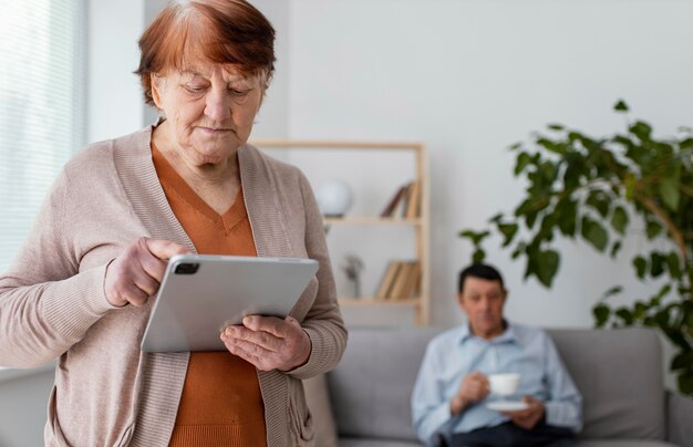 De middelgrote geschoten tablet van de vrouwenholding