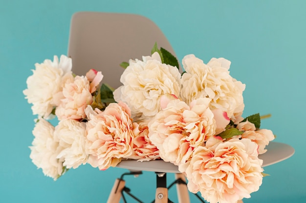 Gratis foto de mooie bloemen op stoel sluiten omhoog