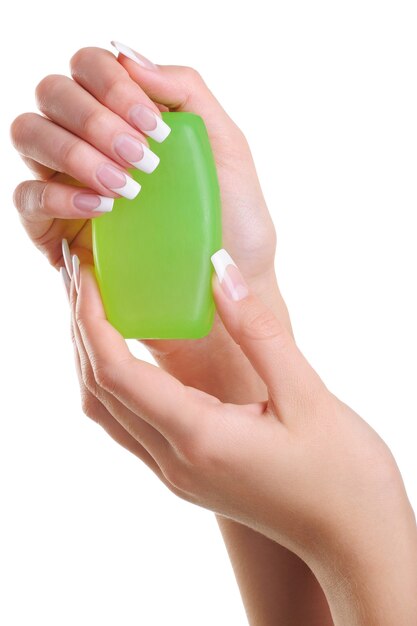 De mooie elegante vrouwenhanden houden de zeep