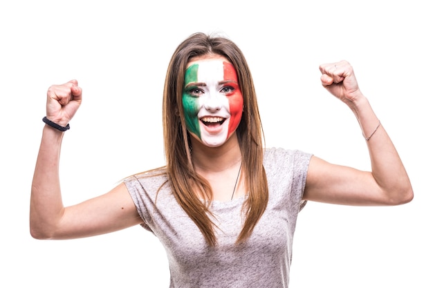 De mooie fan van de vrouwelijke supporter van het geschilderde vlaggezicht van het nationale team van Mexico krijgt een gelukkige overwinning die in een camera schreeuwt. Fans van emoties.