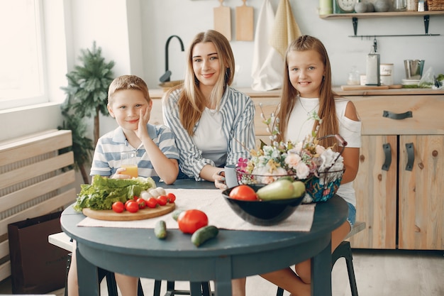 De mooie grote familie bereidt voedsel in een keuken voor