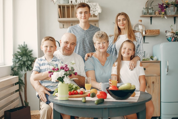 De mooie grote familie bereidt voedsel in een keuken voor